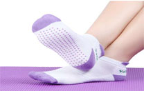 Perché mettiamo i calzini di yoga?-Importanti benefici per la salute dei Soci di Yoga